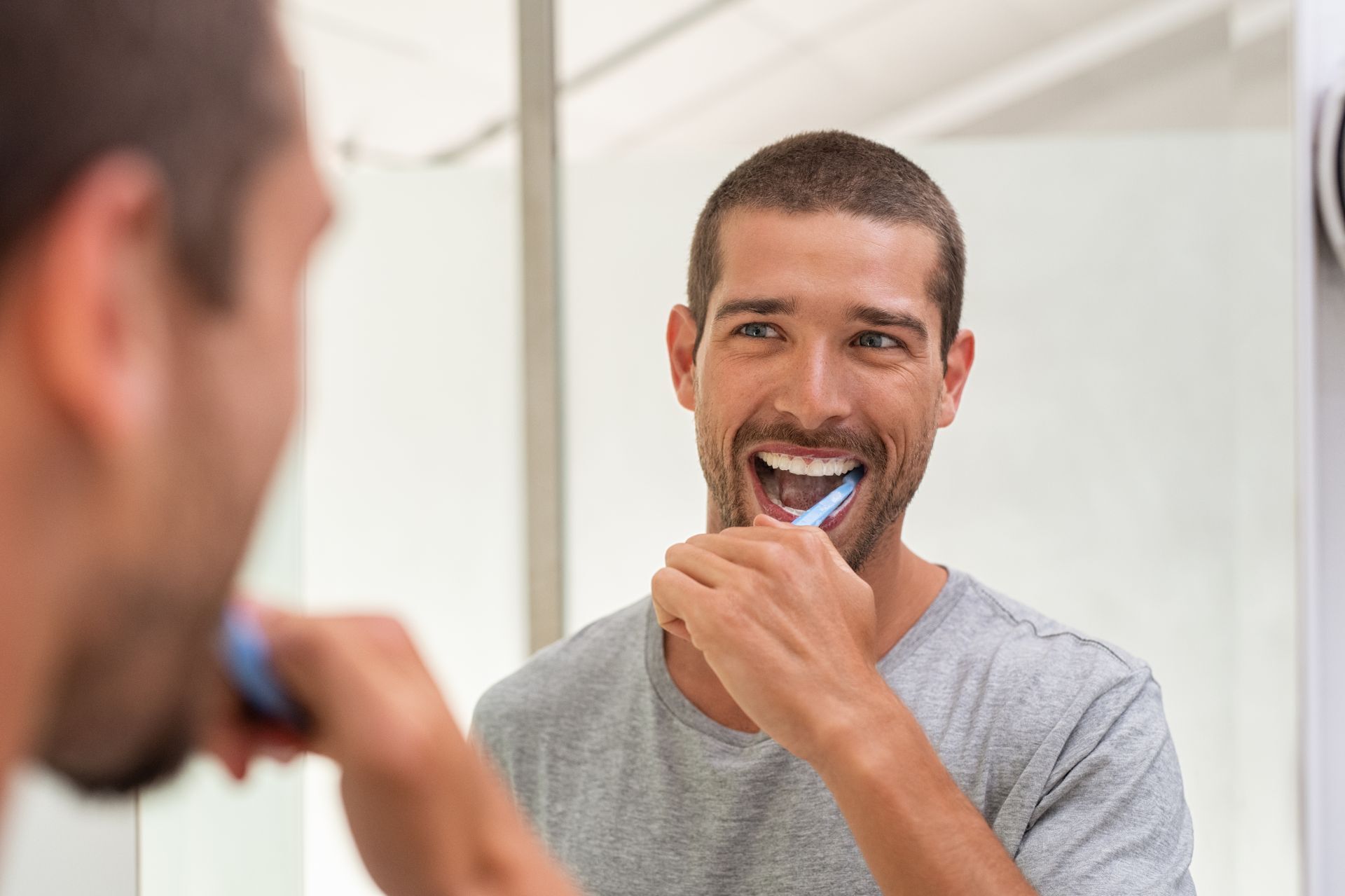 Mann beim Zähne putzen