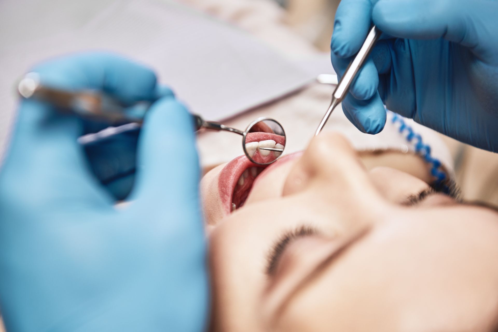 Ein Zahnarzt untersucht die Zähne eines Patienten in der Klinik.