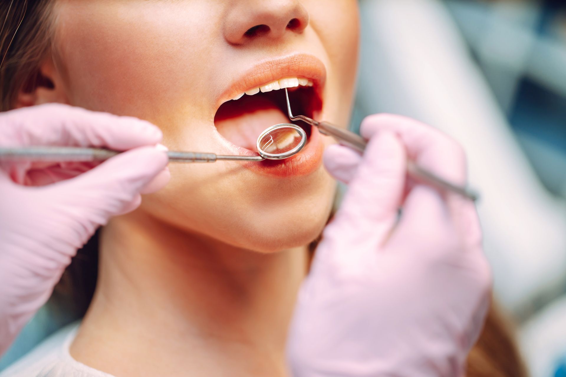 Zahnarzt bei der Untersuchung der Zähne eines Patienten in einer modernen Klinik.